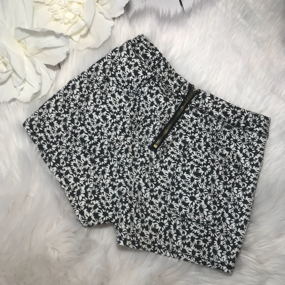 Bullhead black and white floral hot short 00